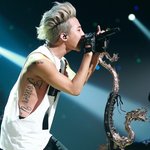 아이돌들의 <b>스탠딩</b> <b>마이크</b>