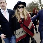 톱모델 카라 델<b>레바인</b>, 수키 워터하우스  이니셜 패션ㅋㅋㅋ