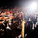 인형과 함께인 <b>무대</b> 위 <b>아이돌</b>