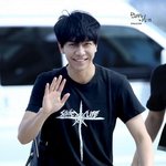 <b>훈남</b> 선배같은 이승기의 출국패션