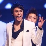 <b>뒤</b>에서 빼꼼하고 있는 아이<b>돌</b>들