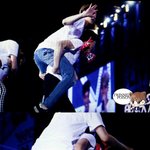 [EXO] 엔딩때 씽이가 세훈이<b>업고</b> 들어감 ㅋㅋㅋㅋㅋㅋㅋㅋ