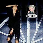 [EXO] 종인이 <b>무릎</b>찢