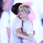 [EXO] 맙소사시발피부색봐미친이게사람인가