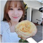 [레인보우] <b>장미</b> 셀카 찍는 재경 점점 예뻐져...