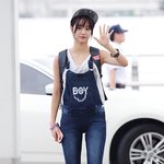 <b>멜빵</b>바지 입고 출국하는 혜리