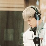 <b>헤드폰</b>으로 음악 듣는 아이돌