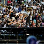 [카이] <b>CG</b>같은 카이가 와서 손 잡아준다