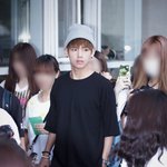 깔끔한 공항패션 선보인 <b>방탄소년단</b> 뷔