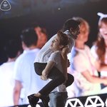 [EXO] 헨리형한테 안긴 <b>차녀</b>리 