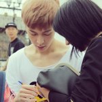 [EXO] 씽이 <b>사인</b> 해줄때 요런 모습? ㅠㅠ