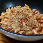 [EXO] 씨유자이언트떡볶이에<b>불닭</b>볶음면~~