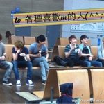 [EXO] 아까 베라 단체로 먹는 사진에서ㅋㅋ