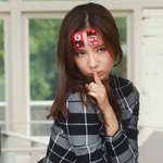 이마에 화투패 붙이고 사진찍는 신세경