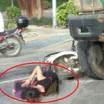 [추억파리여] 여대생 교통사고후 쓰러진채로 <b>열공</b>