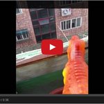 [루니시] 여중생한테 <b>물총</b>쏘고 튀는 찌질남 영상