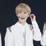 [EXO] 콘서트 사진이나 봐라 <b>전날</b> 이렇게 웃어주던 애한테