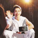 [시우민] 셀카봉따위를 왜 <b>사나</b>했는데