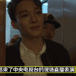 [시우민] 첸<b>인터뷰</b>중, 놀라서 급히돌아선 시우민