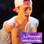 [EXO] 홍대 걷는데 갑자기 덥다면서 옷 벗는 종대 <b>VS</b>