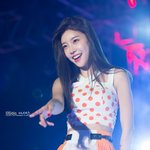 무대에서 맥주 건배하는 걸그룹