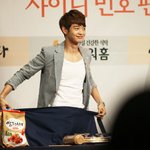 앞치마 입은 男아이돌의 <b>자태</b>