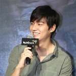 [이민호] 백바지에 <b>셔츠</b>로 소름돋는 그의 기럭지