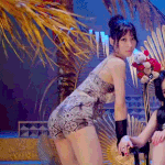 19) <b>현아</b> 옆에서...
