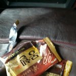 방금 버스에서 어떤 여자애가 <b>몽쉘</b>줬음 이거 그린라이트??????...