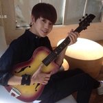 기타 <b>연주</b>하는 男아이돌 모습