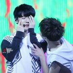 [EXO] 루한흑발한거<b>헤디</b>한테절하고싶다