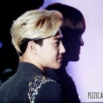 [EXO] 살쩌도 <b>턱</b><b>선</b>은이뻐