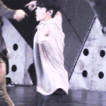 [EXO] 무대중간에 다리에 힘풀려 쓰러진 <b>루한</b>이