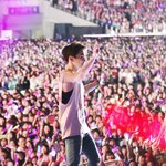 [시우민] <b>무대위</b>에서 손 흔들흔들~