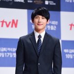 <b>초라</b>해보이는 수트입은 임시완........