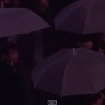 [시우민] <b>우산</b> 들어주는 맏횽^^(feat 숙제라인)