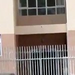 [추억파리여] 남친 만나려 학교 <b>담장</b> 넘다 감전사