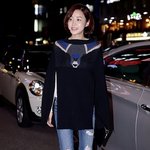 <b>망토</b>패션으로 종방연참석한 윤진이