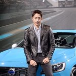 자동차앞에 서있는 에릭, 이유는??