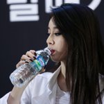 팬사인회에서 애교 대방출하는 지연