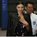 미란다커 공항 패션.. 이쁘다 진짜...