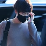 공항에서 걸으면서 자는중인 규현