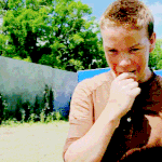 맨발로 기억을 거닐다 떨어지는 <b>낙엽</b>에 그간 잊지 못한 사람들을 보낸다