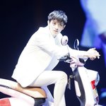 [EXO] 니네가 편의점알바를하는데 오토바이탄남자가 <b>가게</b><b>앞</b>을막고있음