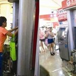 [추억파리여] <b>atm기</b>가 카드를 먹자  맨손으로 분해