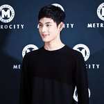 <b>시선</b> 빼앗는 男아이돌의 입술