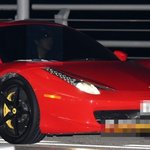 공항에 갑자기 나타난 <b>고급차</b>의 주인공은?