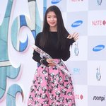 <b>개미</b>허리 돋보이는 스커트 룩
