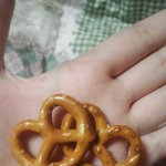 [EXO] 이모가 <b>미국가</b>서 미니프레젤과자 사왔는데