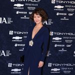 황소희 드레스 사이로 드러난 우월한 각선미!